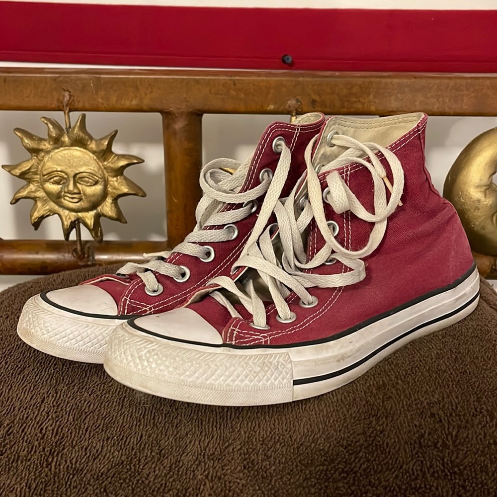 good condition, maroon converse